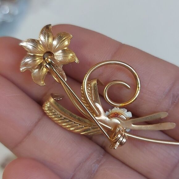 Vintage Carved Celluloid White Flower Bouquet Gold Tone Brooch Pin - Picture 4 of 7